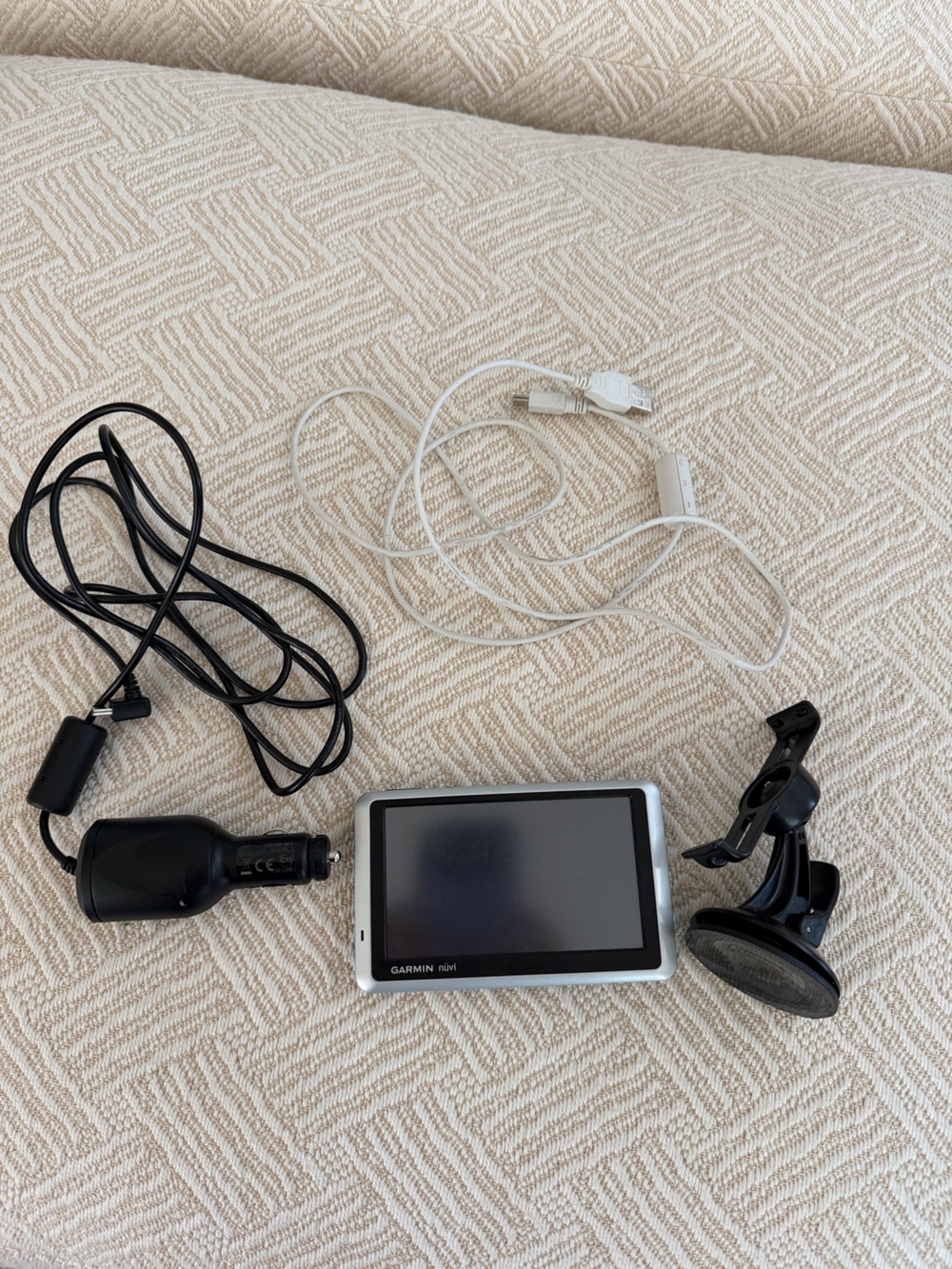 GARMIN Nuvi 1300 navigation system w powers cords and mount. Works.